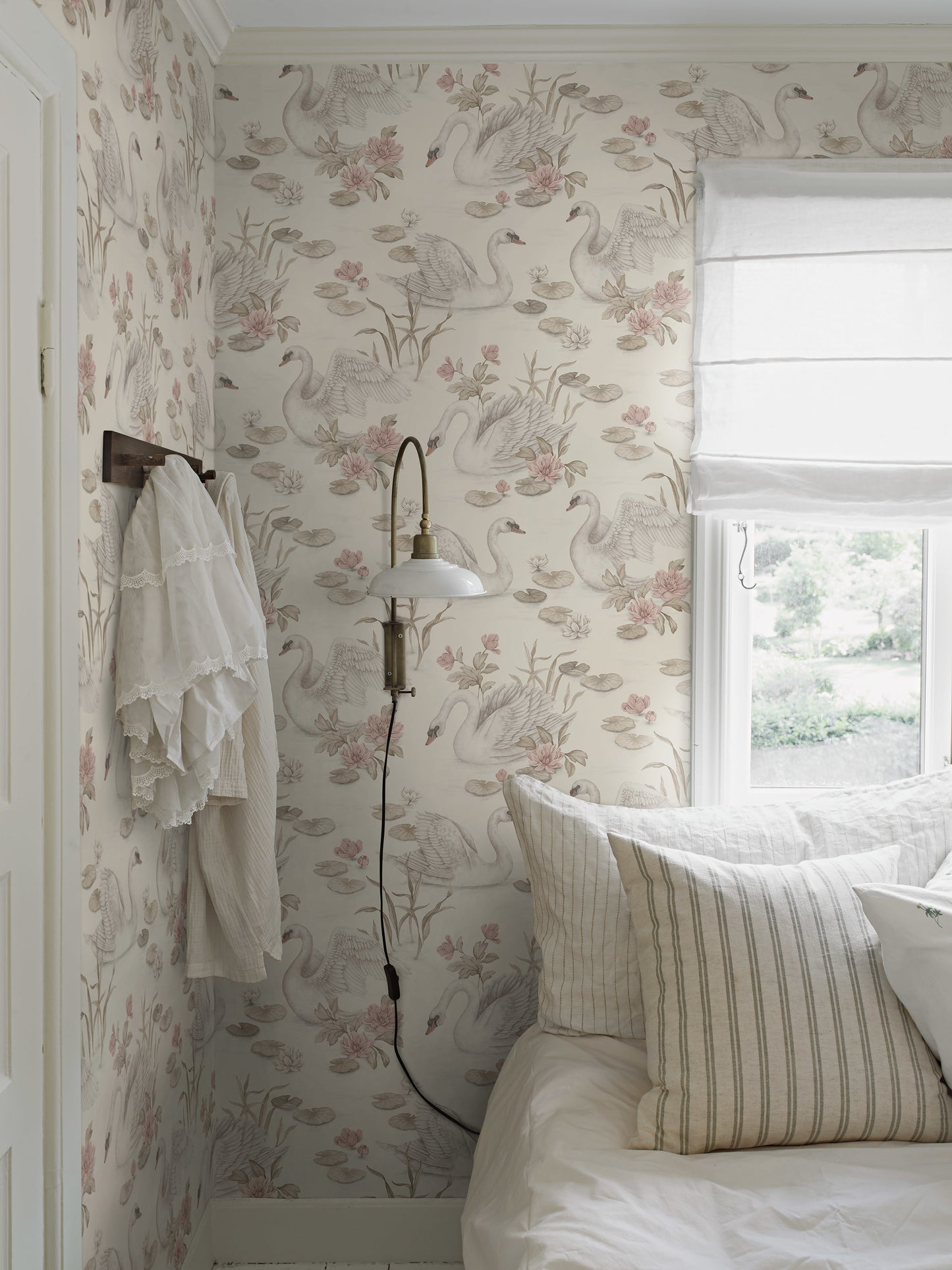 Papier peint pour chambre d'enfant et bébé - Lily Swan - Rose délicat