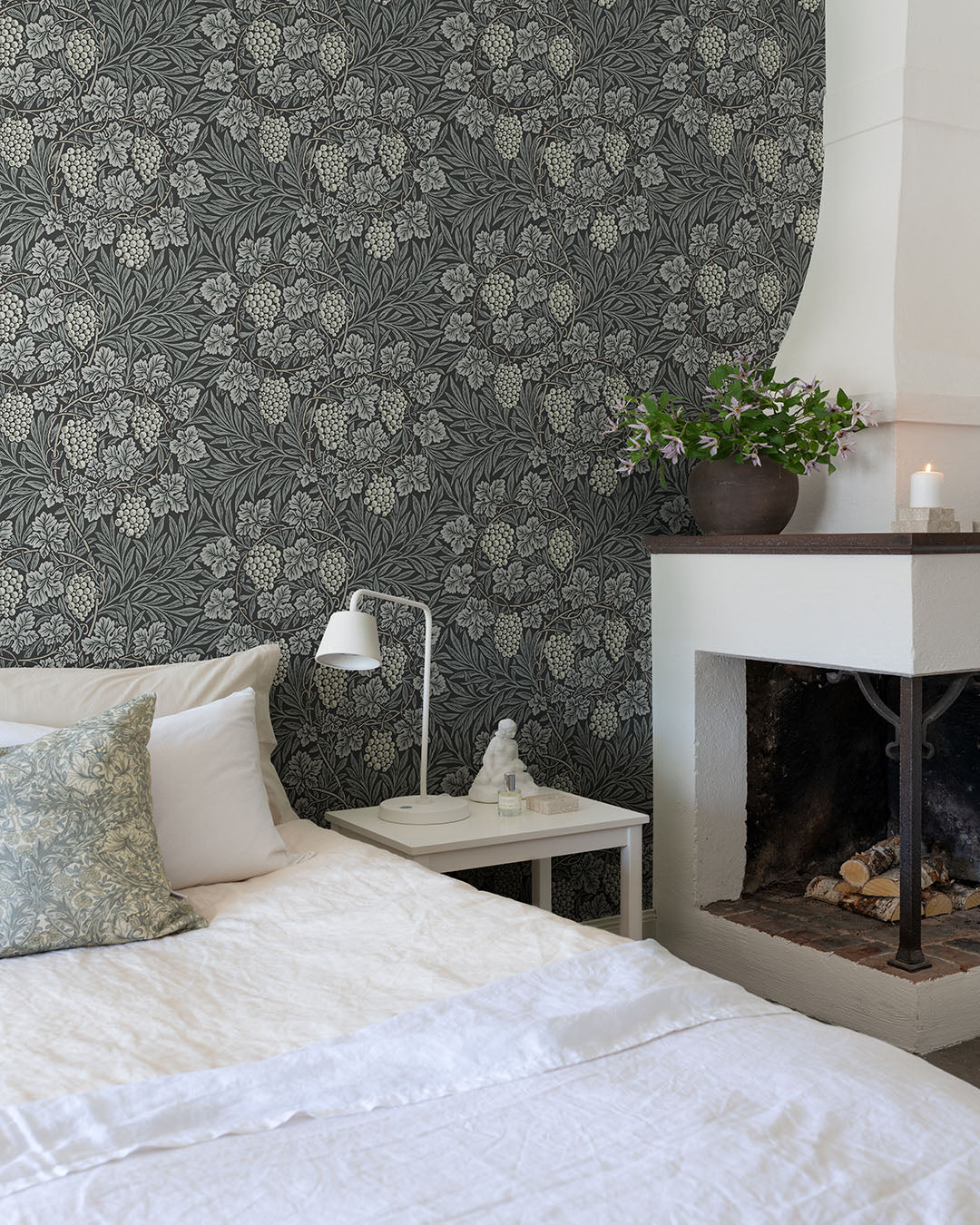William Morris Wallpaper - Vine - Charcoal