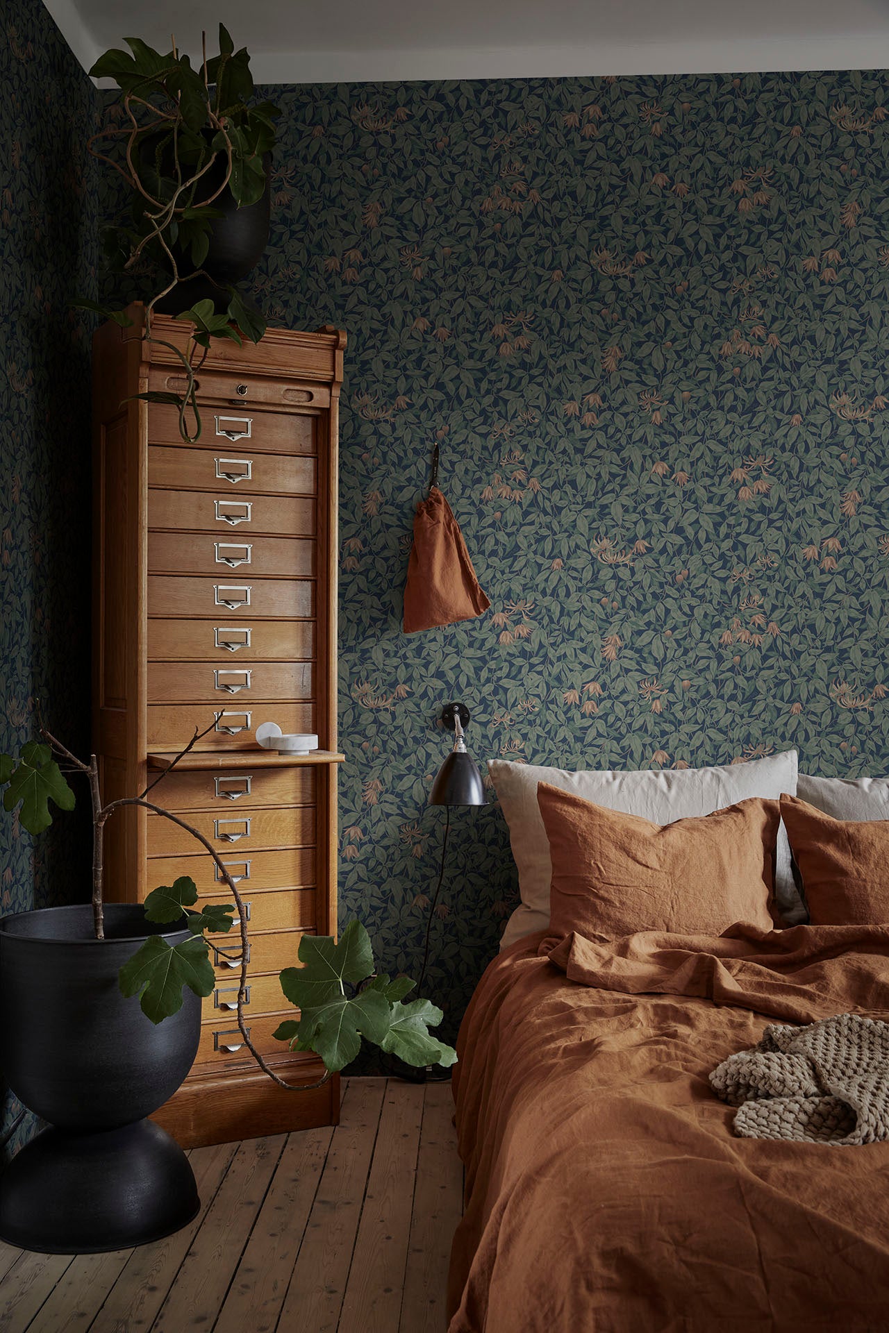 Sandberg Wallpaper - Linnea Midnight Blue