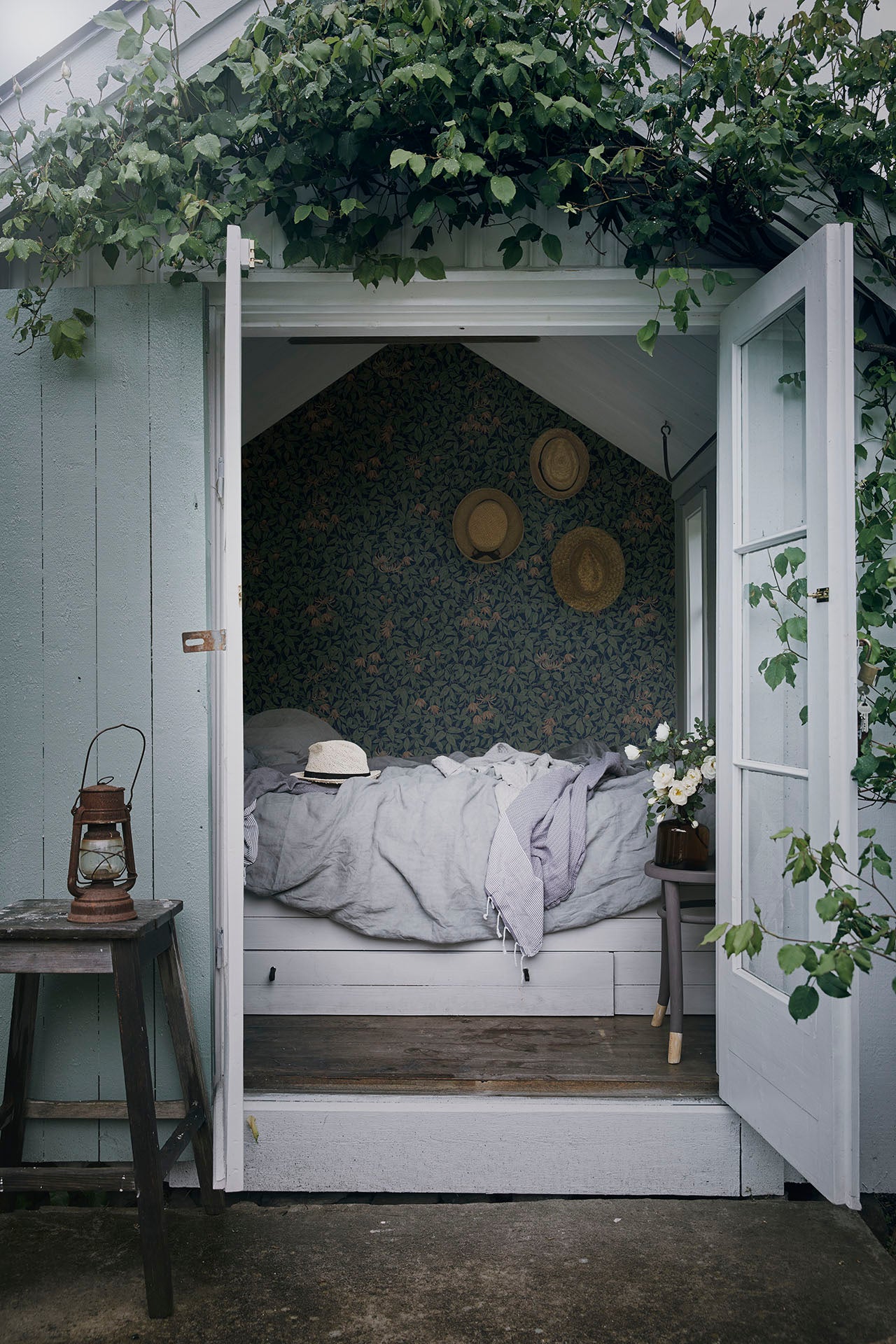 Sandberg Wallpaper - Linnea Midnight Blue