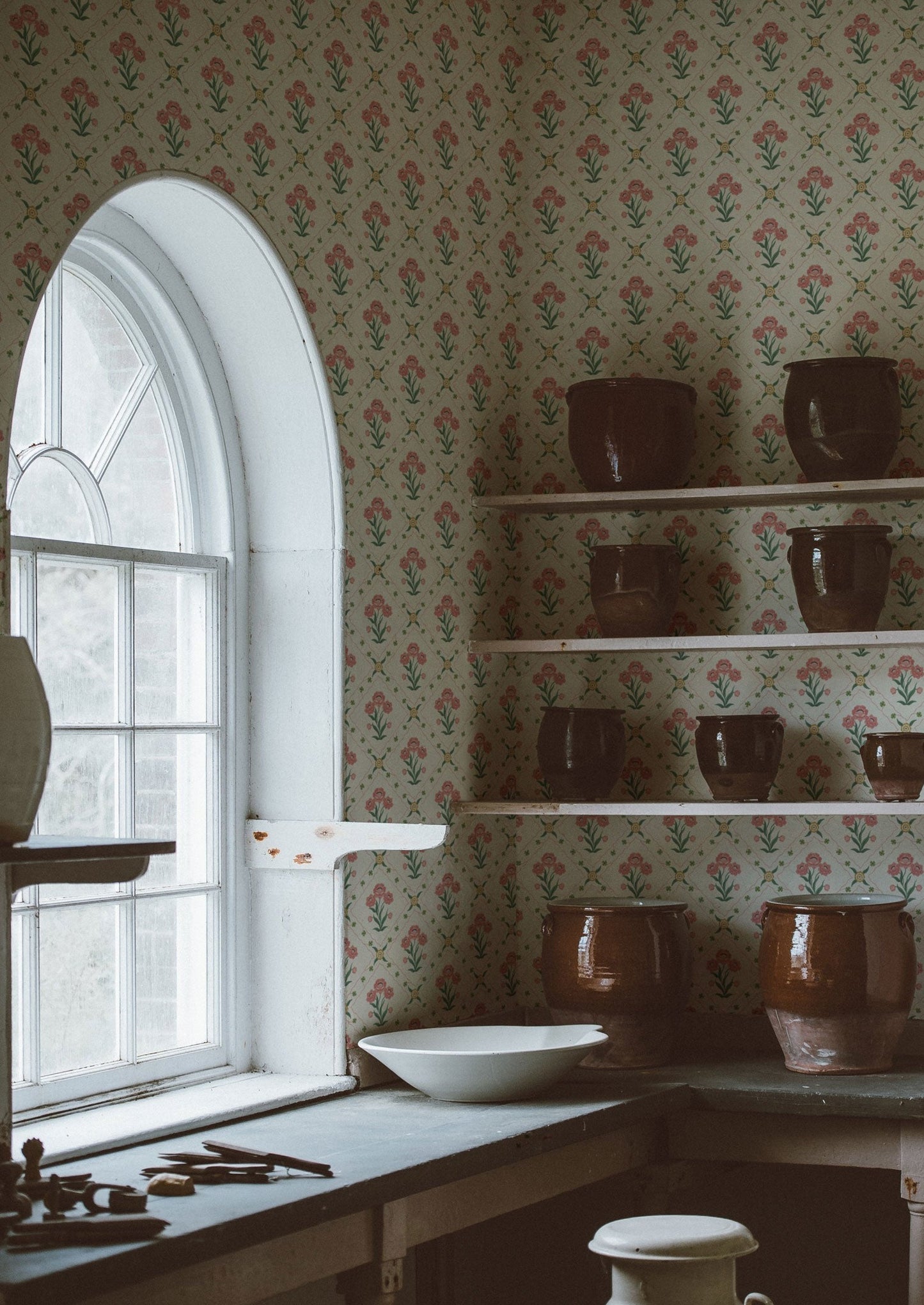 Summer Gray Wallpaper - Floral Trellis - Rose